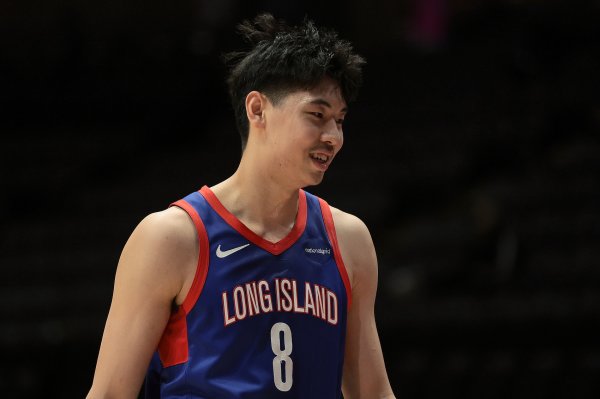 河南配资网 崔永熙: 最焦虑的时候是康复8个月被NBA球队要求打5V5决定双向